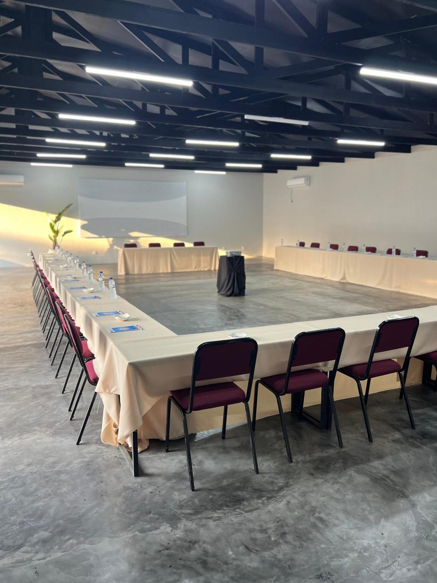 Nkanhi Centro De Conferencias E Hotel 蓬塔杜欧鲁 外观 照片